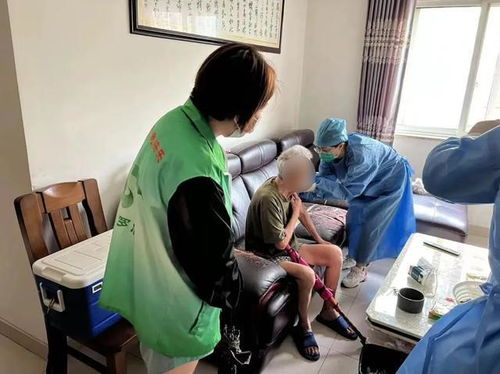 耐心答疑 專車接送 送醫上門 貼心服務為老年人疫苗接種與養護護航